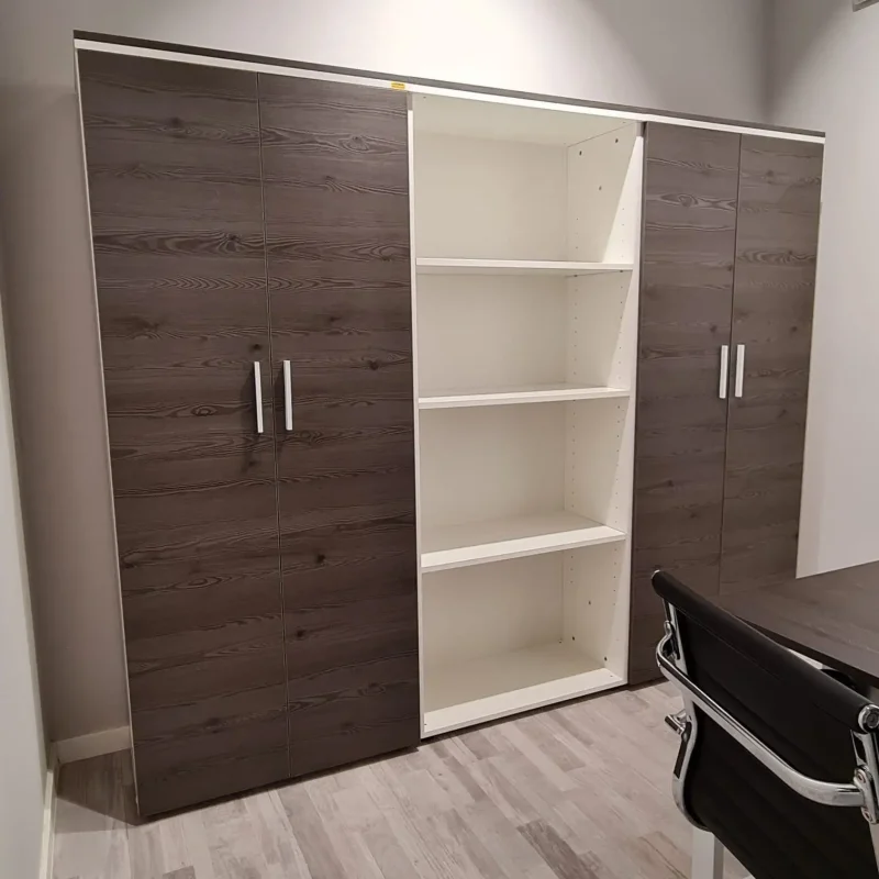 Armario alto de oficina con puertas