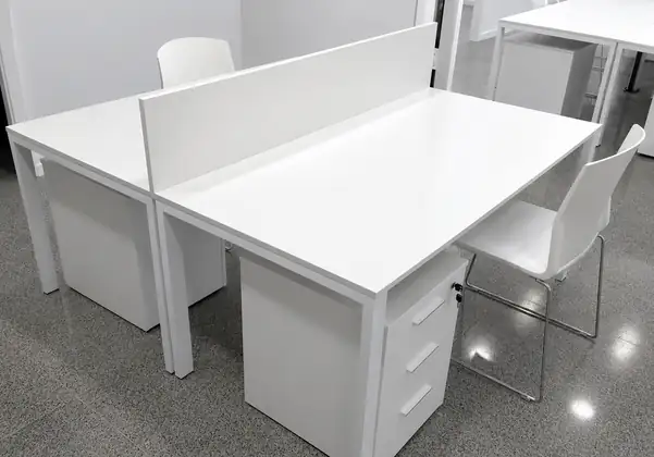 Puestos de trabajo Ofimob en blanco con patas metalicas, separador central y cajoneras